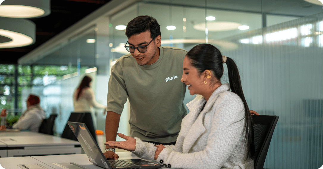 Equipo desarrollando nueva automatización de procesos