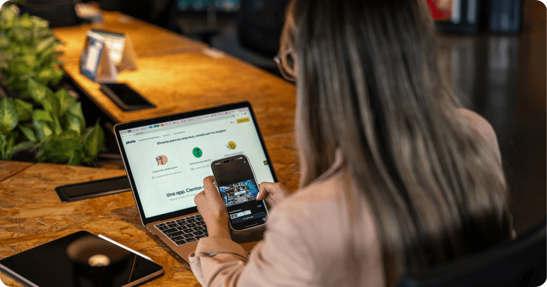Pluria permite que equipos híbridos accedan a una red de más de 1.000 espacios de coworking.