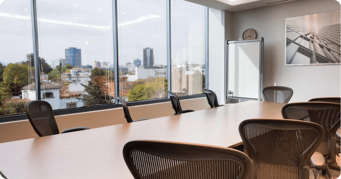 Regus tiene salas equipadas y el respaldo de una red global