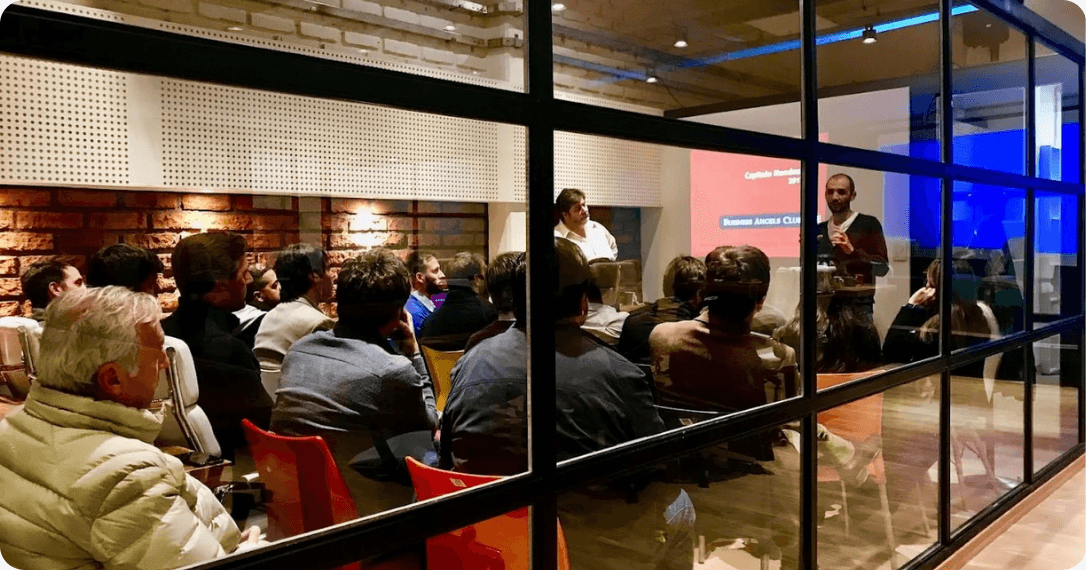Espacio para eventos corporativos gestionado por Pluria con asistentes interactuando.
