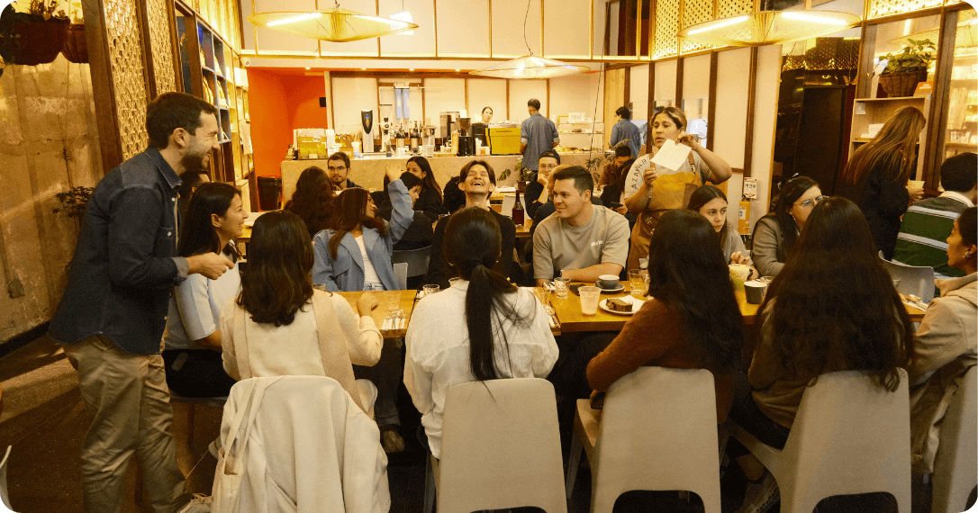 Equipo de trabajo reunido en un café de trabajo colaborativo para un taller de estrategia.