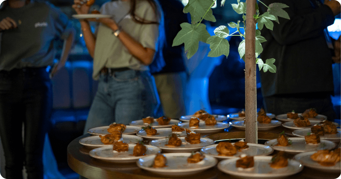 Selección de catering y refrigerios preparados para los asistentes de un evento de empresa.