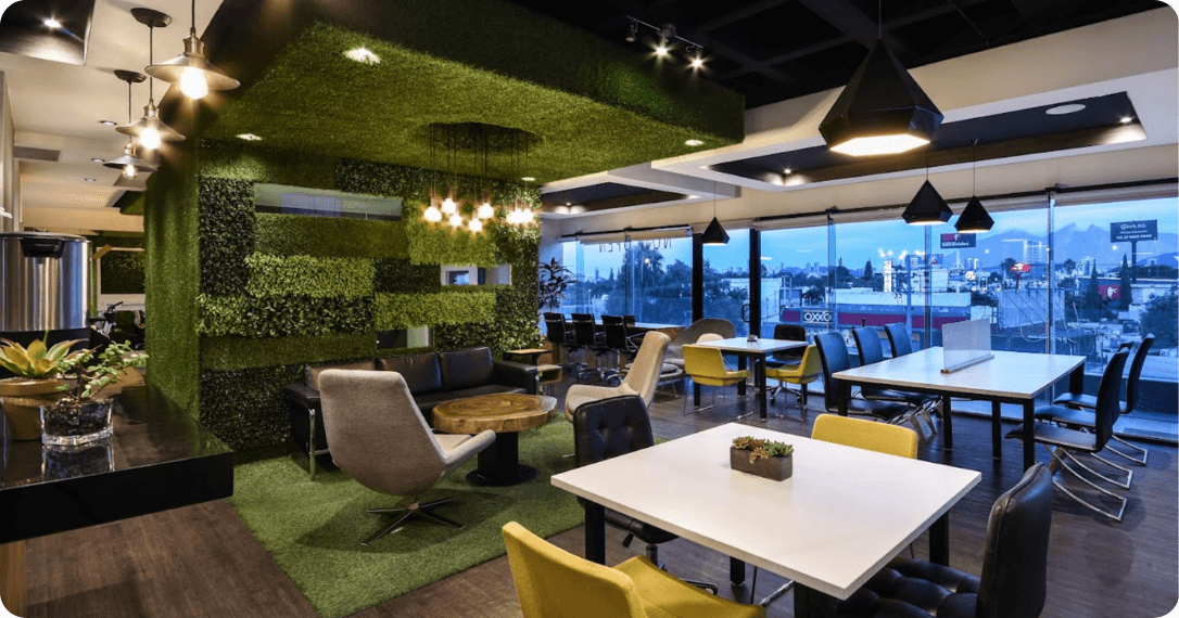 Instalaciones de coworking con escritorios y vista panorámica en San Pedro Garza García