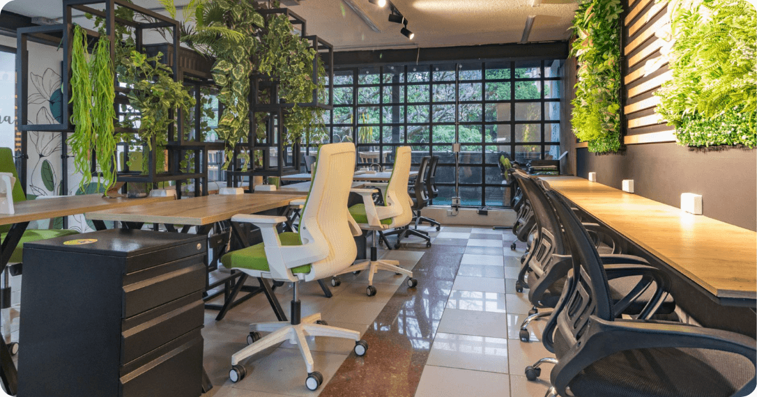 Espacio de trabajo ecoamigable con jardín vertical en Inspira Laureles Medellín.