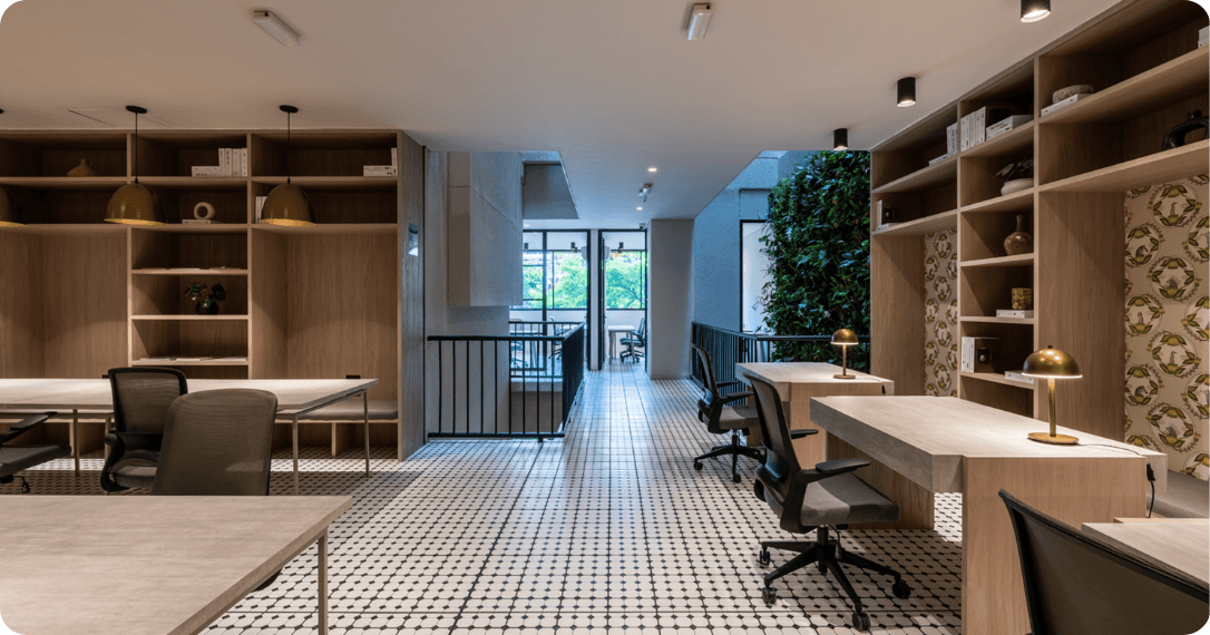Área de trabajo y espacio flexible en Nakua Coworking El Poblado.