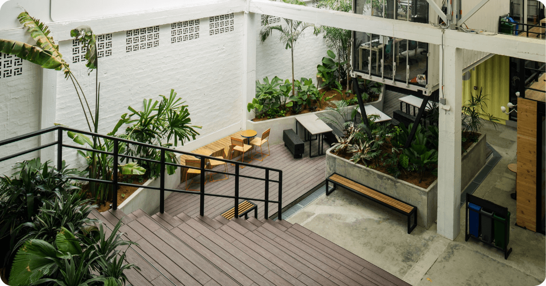 Instalaciones sostenibles y zonas de trabajo en Noi Coworking El Poblado.