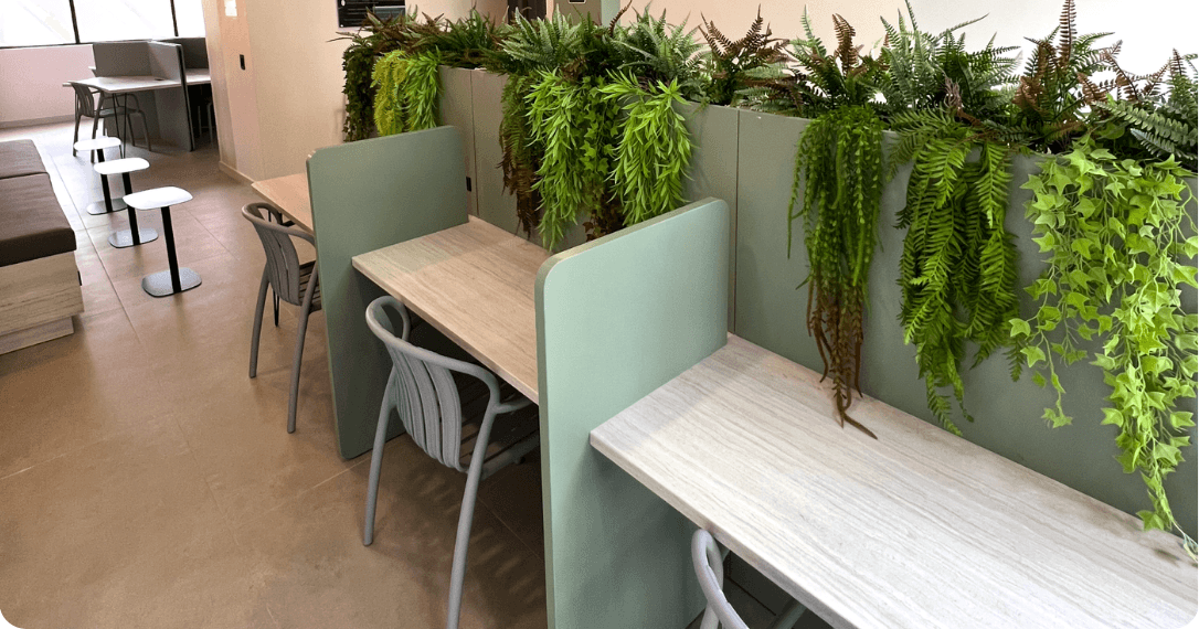 Escritorios para trabajo individual en el coworking Ryo 74b en Belén, Medellín.
