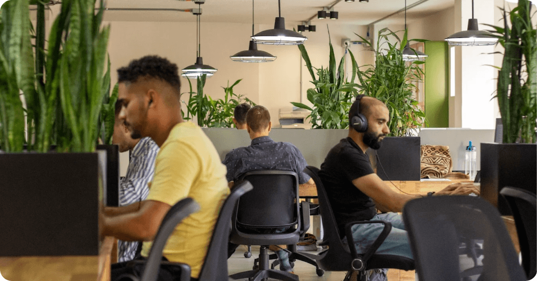 Cafetería de especialidad y zona de trabajo integrada en Semilla Coworking Laureles.