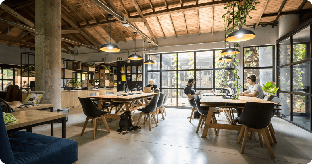 Zona de escritorios y trabajo colaborativo para nómadas digitales en Socialtel Cowork Medellín.