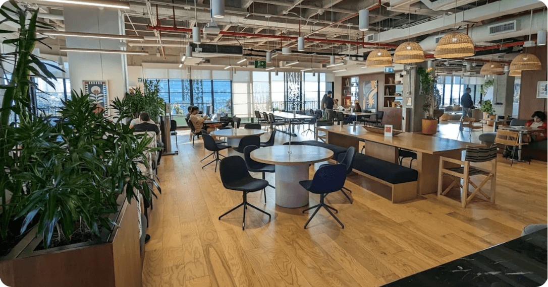Oficinas corporativas y área común de WeWork en El Poblado, Medellín.