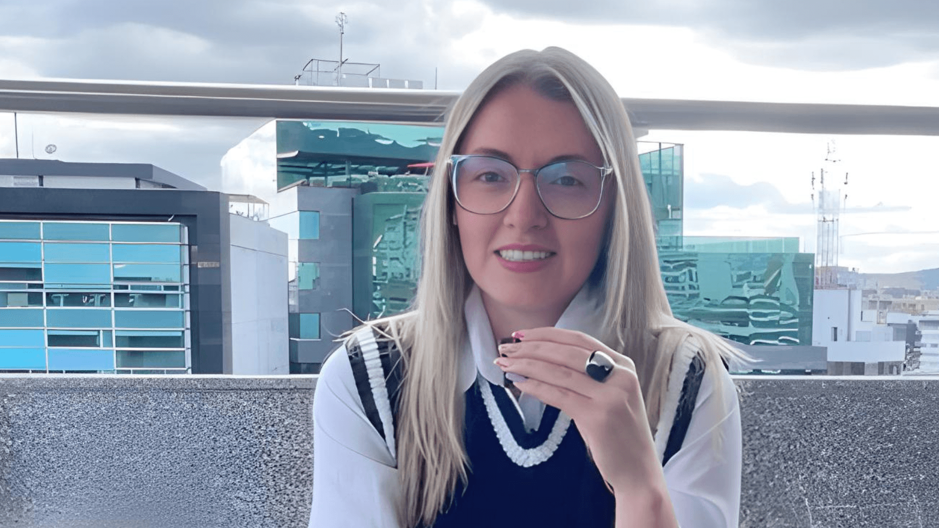 Camila Sánchez, da WorkZone, conta como o espaço deles evoluiu de um coworking tradicional para uma comunidade que impulsiona a colaboração e o crescimento profissional.