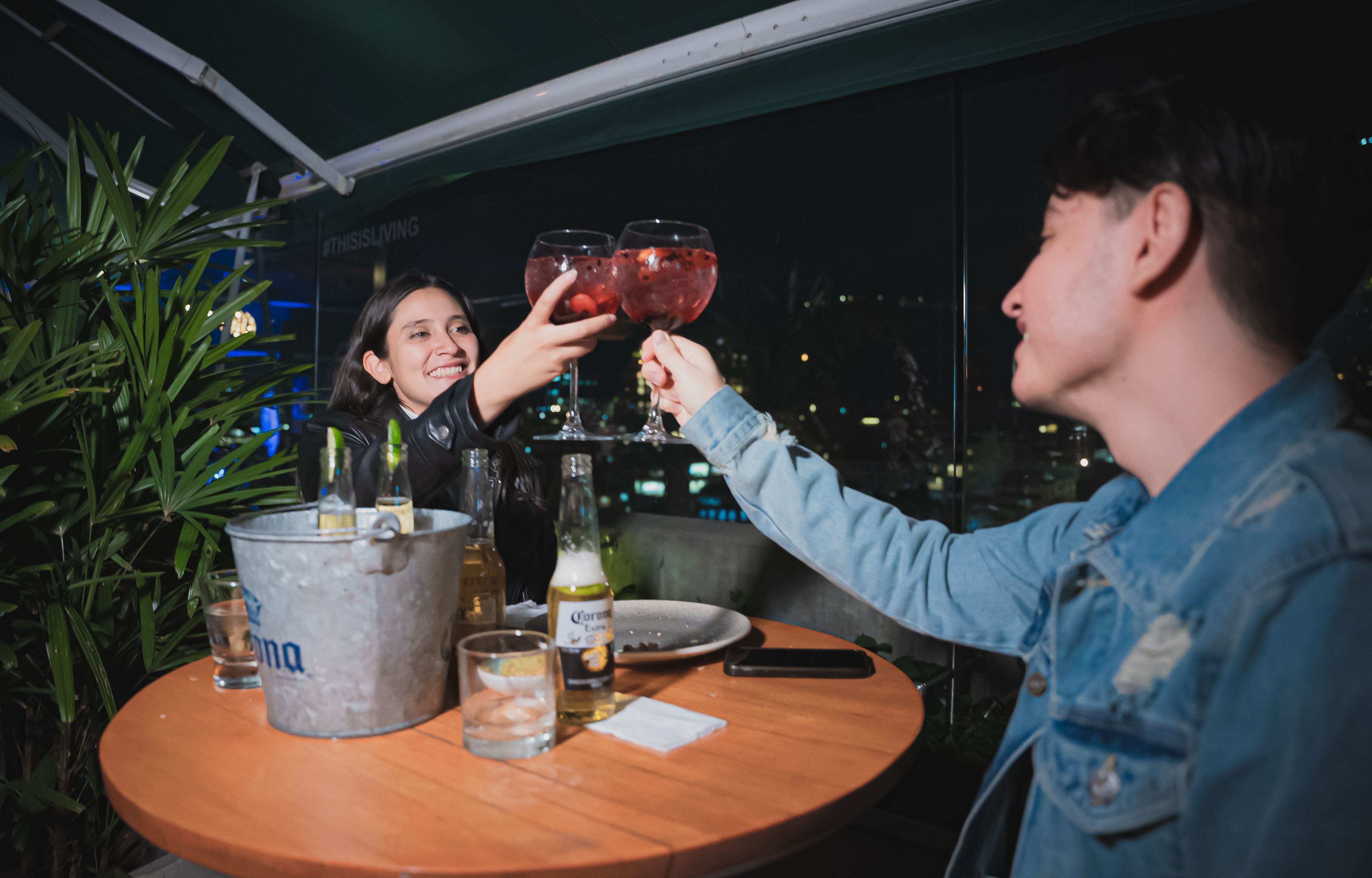 Happy Hour Vertical 3 y 4 (Intentar recorte de 2 verticales).jpg